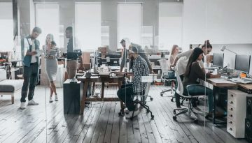 Απολύσεις με επίκληση στο AI, ένα «εύκολο άλλοθι» – Από πίσω κρύβονται άλλοι παράγοντες εταιρικών αναδιαρθρώσεων