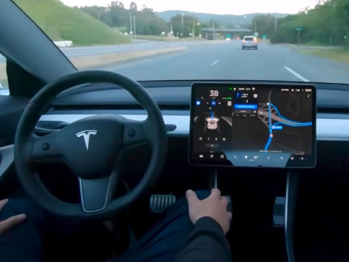 Hack φέρνει προσαρμοσμένο λογισμικό σε παλαιότερα μοντέλα Tesla Autopilot