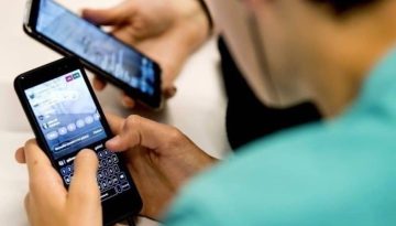 Χριστούγεννα και Πρωτοχρονιά χωρίς τηλέφωνο: Γιατί τα SMS «νίκησαν» τις κλήσεις στις γιορτές