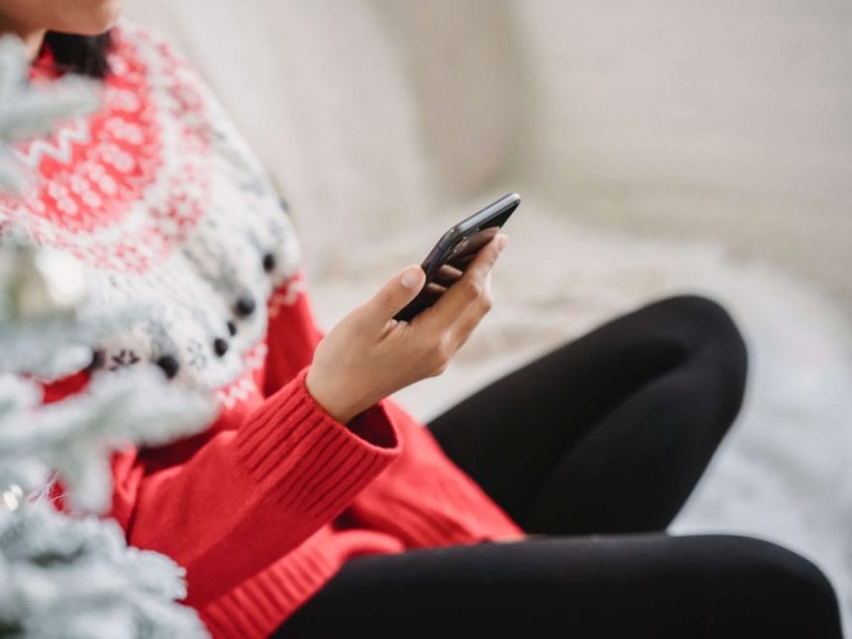 Γιατί πλέον ευχόμαστε με μήνυμα και όχι με τηλεφώνημα; – Δεν έχουμε χρόνο ή απλά βαριόμαστε; – Τι λένε ψυχολόγοι και έρευνες