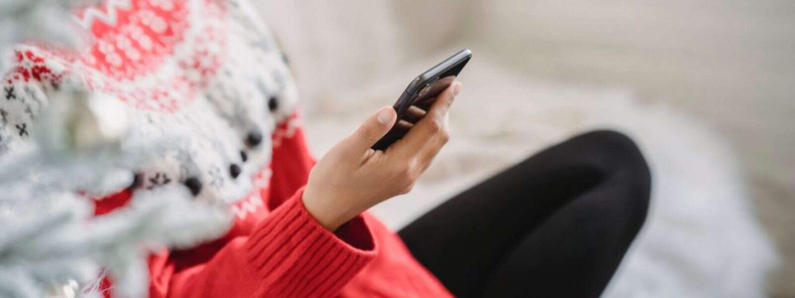 Γιατί πλέον ευχόμαστε με μήνυμα και όχι με τηλεφώνημα; – Δεν έχουμε χρόνο ή απλά βαριόμαστε; – Τι λένε ψυχολόγοι και έρευνες