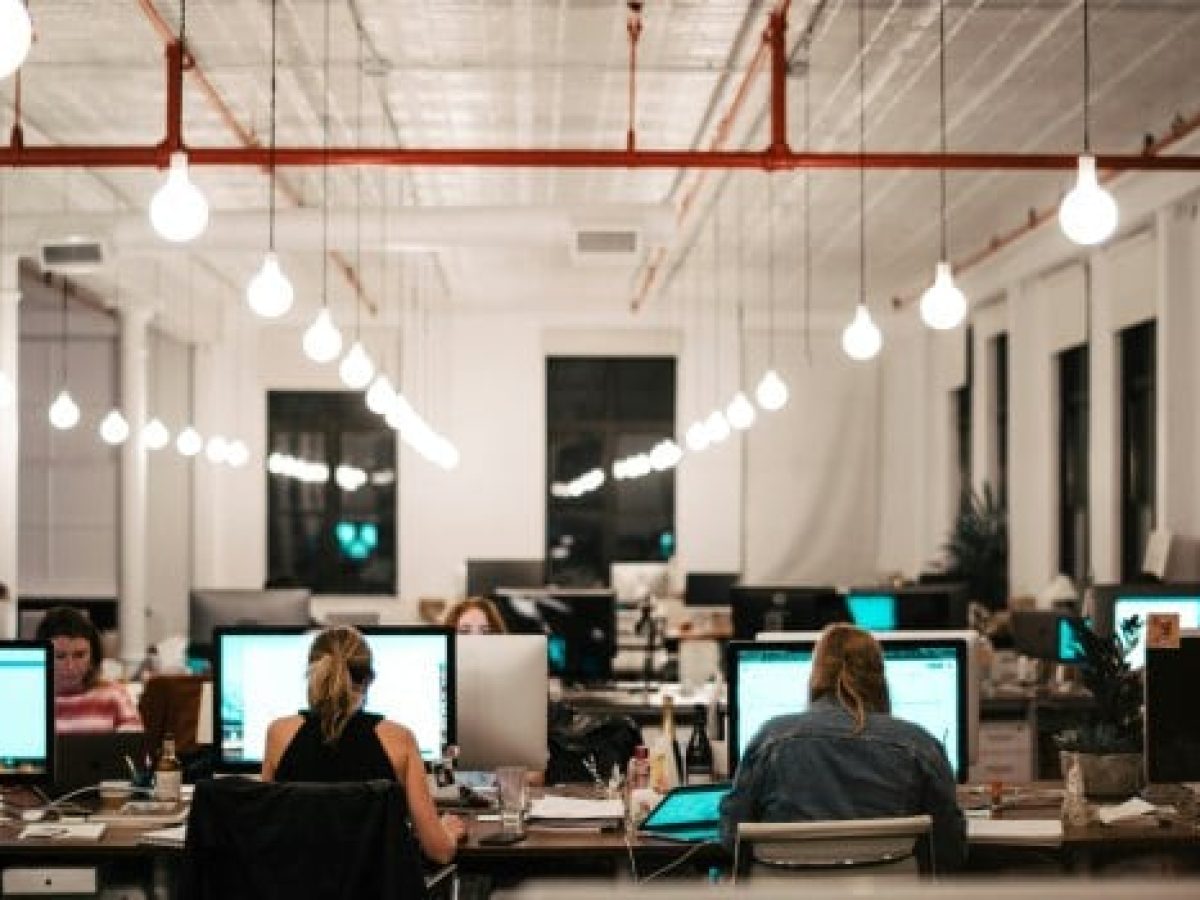 Η τεχνολογία βάζει φρένο στις προσλήψεις – Στάση αναμονής από τις εταιρείες, υπό πίεση οι εργαζόμενοι