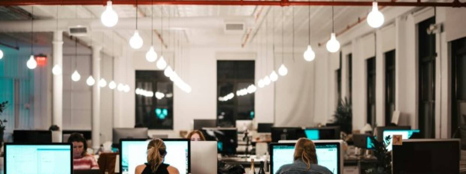 Η τεχνολογία βάζει φρένο στις προσλήψεις – Στάση αναμονής από τις εταιρείες, υπό πίεση οι εργαζόμενοι