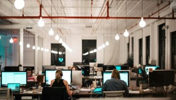 Η τεχνολογία βάζει φρένο στις προσλήψεις – Στάση αναμονής από τις εταιρείες, υπό πίεση οι εργαζόμενοι