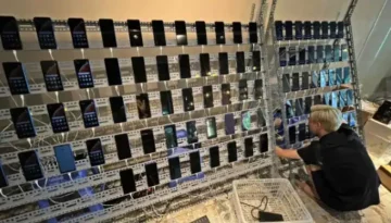 Νόμιζες ότι είναι αληθινοί; Δες πώς φτιάχνονται τα εκατομμύρια views σε «εργοστάσια» του διαδικτύου