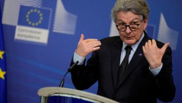 Ρύθμιση διαδικτύου: «Πνέει ξανά άνεμος μακαρθισμού;» διερωτάται ο Μπρετόν για τις κυρώσεις των ΗΠΑ