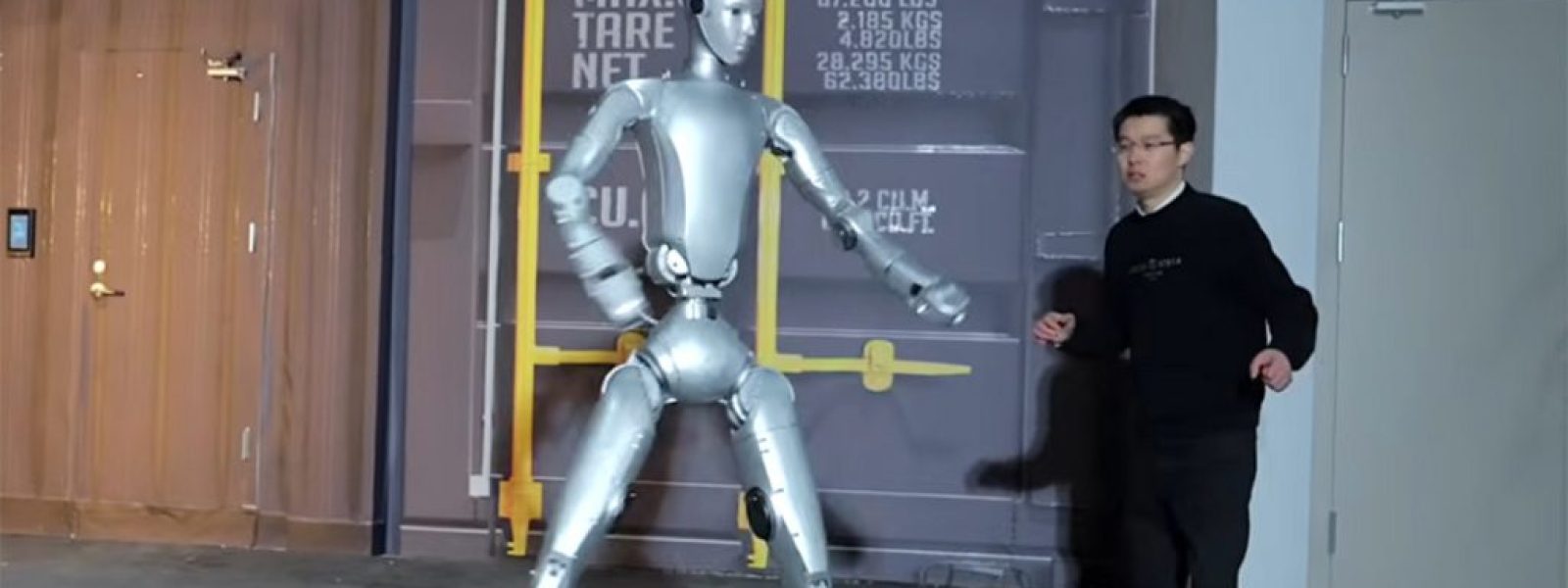 Κινεζικό ανθρωποειδές ρομπότ ύψους 1,80 μέτρων δείχνει «πολεμικές» ικανότητες με απόλυτη ακρίβεια