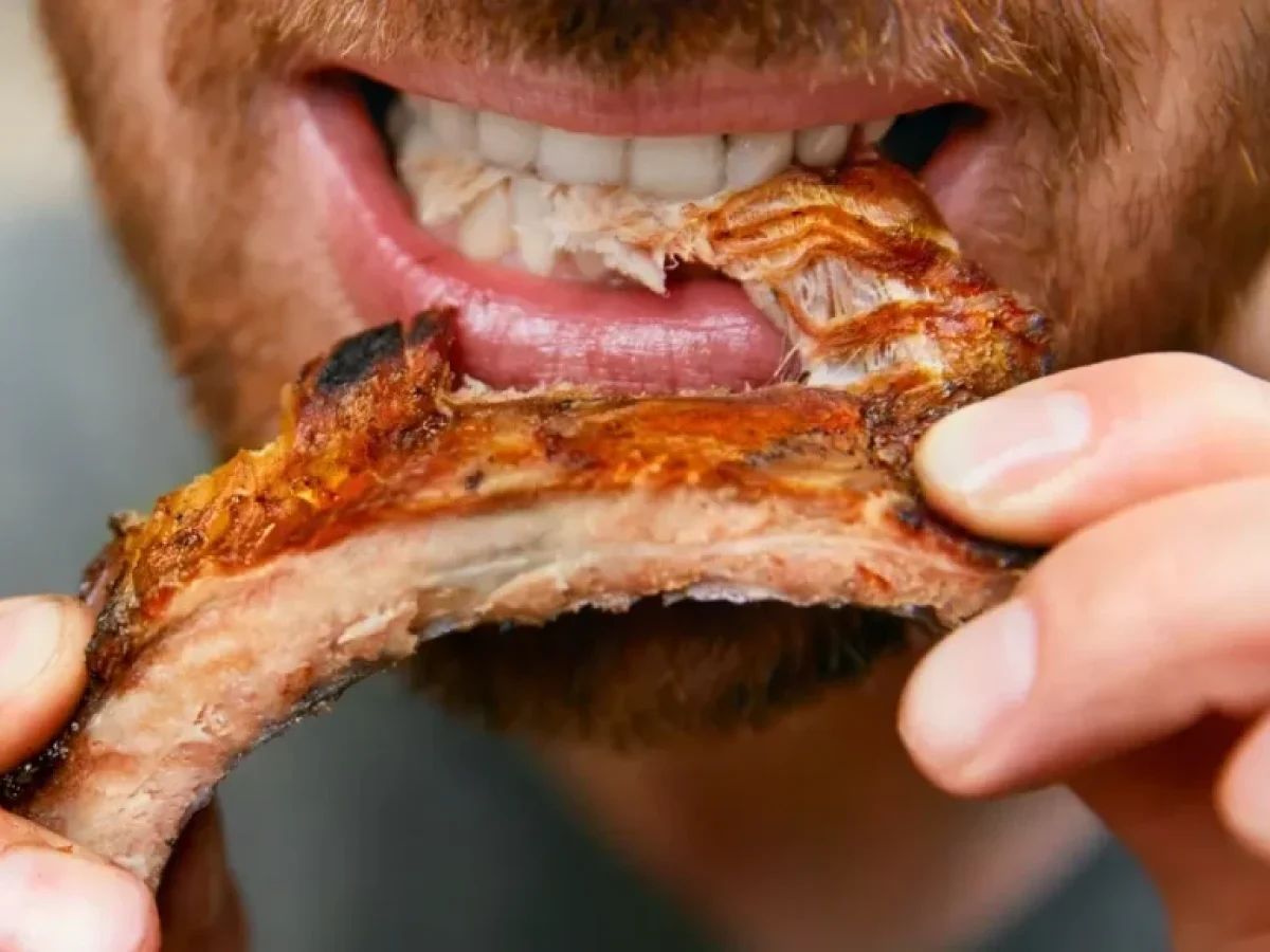 Μελέτη διαπιστώνει ότι οι κρεατοφάγοι έχουν περισσότερες πιθανότητες να ζήσουν μέχρι τα 100. Αλλά…