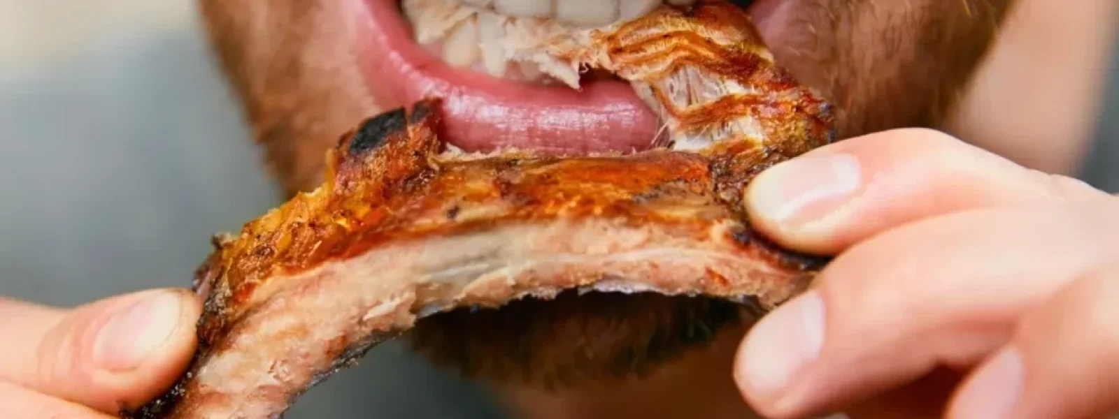 Μελέτη διαπιστώνει ότι οι κρεατοφάγοι έχουν περισσότερες πιθανότητες να ζήσουν μέχρι τα 100. Αλλά…