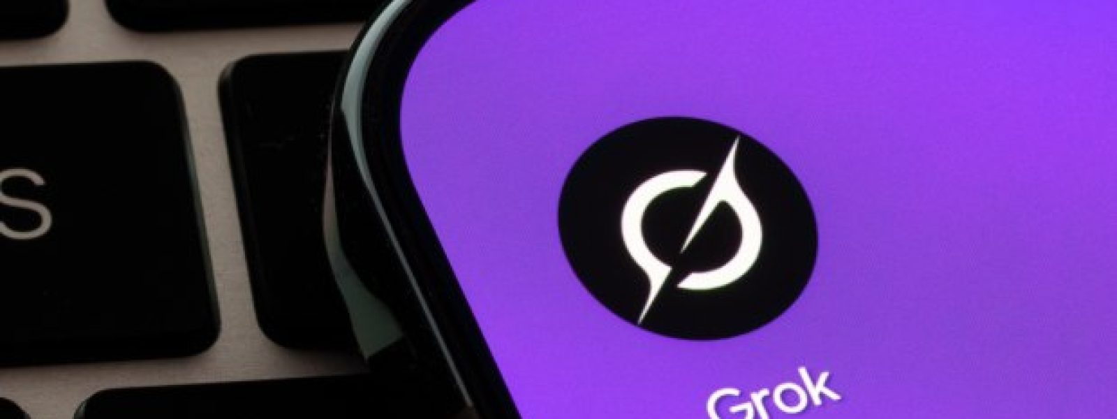 Σκάνδαλο Grok: Mετά την κατακραυγή, το Χ περιορίζει τα προκλητικά deepfake