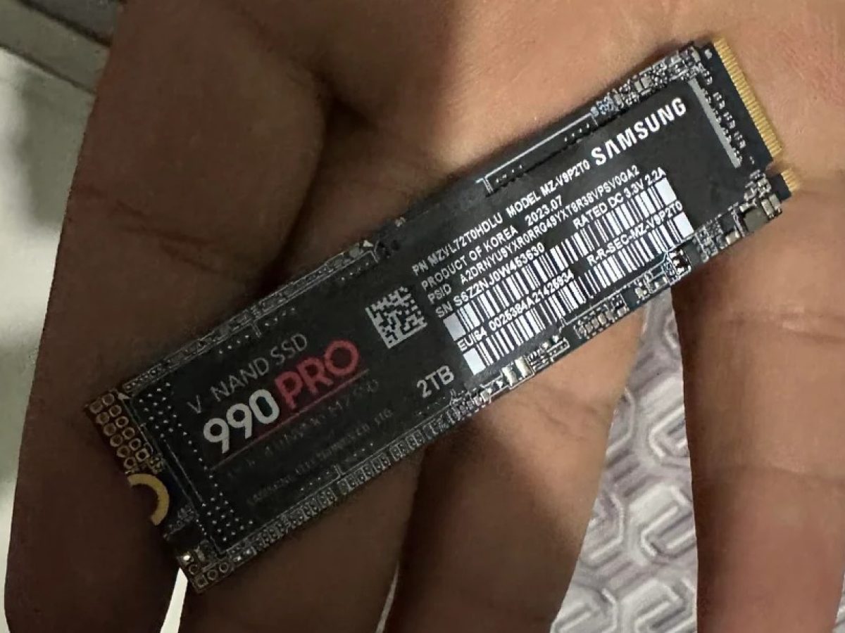 &Alpha;&pi;ά&tau;&eta; &mu;&epsilon; SSD Samsung 990 Pro: &Mu;&omicron;&iota;ά&zeta;&epsilon;&iota; &gamma;&nu;ή&sigma;&iota;&omicron; &alpha;&lambda;&lambda;ά &epsilon;ί&nu;&alpha;&iota; &pi;&iota;&omicron; &alpha;&rho;&gamma;ό&sigmaf; &kappa;&alpha;&iota; &alpha;&pi;ό Floppy Disk