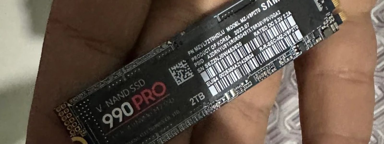 &Alpha;&pi;ά&tau;&eta; &mu;&epsilon; SSD Samsung 990 Pro: &Mu;&omicron;&iota;ά&zeta;&epsilon;&iota; &gamma;&nu;ή&sigma;&iota;&omicron; &alpha;&lambda;&lambda;ά &epsilon;ί&nu;&alpha;&iota; &pi;&iota;&omicron; &alpha;&rho;&gamma;ό&sigmaf; &kappa;&alpha;&iota; &alpha;&pi;ό Floppy Disk