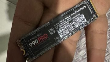 &Alpha;&pi;ά&tau;&eta; &mu;&epsilon; SSD Samsung 990 Pro: &Mu;&omicron;&iota;ά&zeta;&epsilon;&iota; &gamma;&nu;ή&sigma;&iota;&omicron; &alpha;&lambda;&lambda;ά &epsilon;ί&nu;&alpha;&iota; &pi;&iota;&omicron; &alpha;&rho;&gamma;ό&sigmaf; &kappa;&alpha;&iota; &alpha;&pi;ό Floppy Disk
