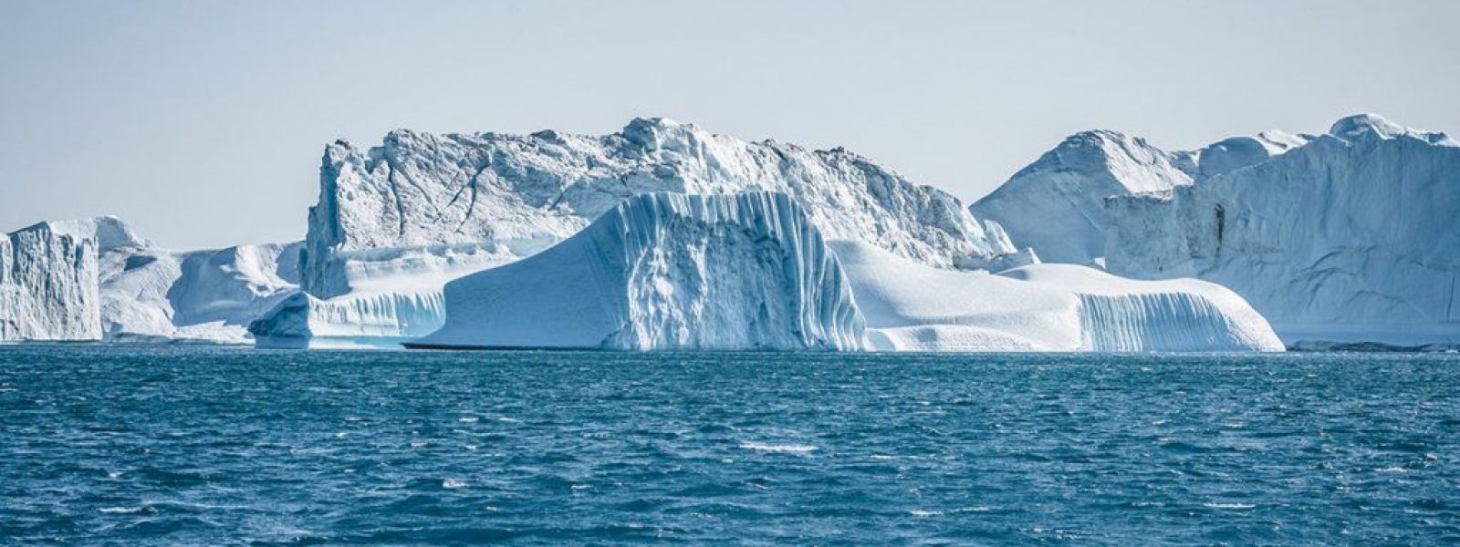 Η τεχνητή νοημοσύνη παρακολουθεί τα παγόβουνα από τη γέννησή τους έως τη διάσπαση, αποκαλύπτοντας κρυφές κλιματικές επιπτώσεις