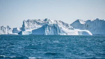 Η τεχνητή νοημοσύνη παρακολουθεί τα παγόβουνα από τη γέννησή τους έως τη διάσπαση, αποκαλύπτοντας κρυφές κλιματικές επιπτώσεις
