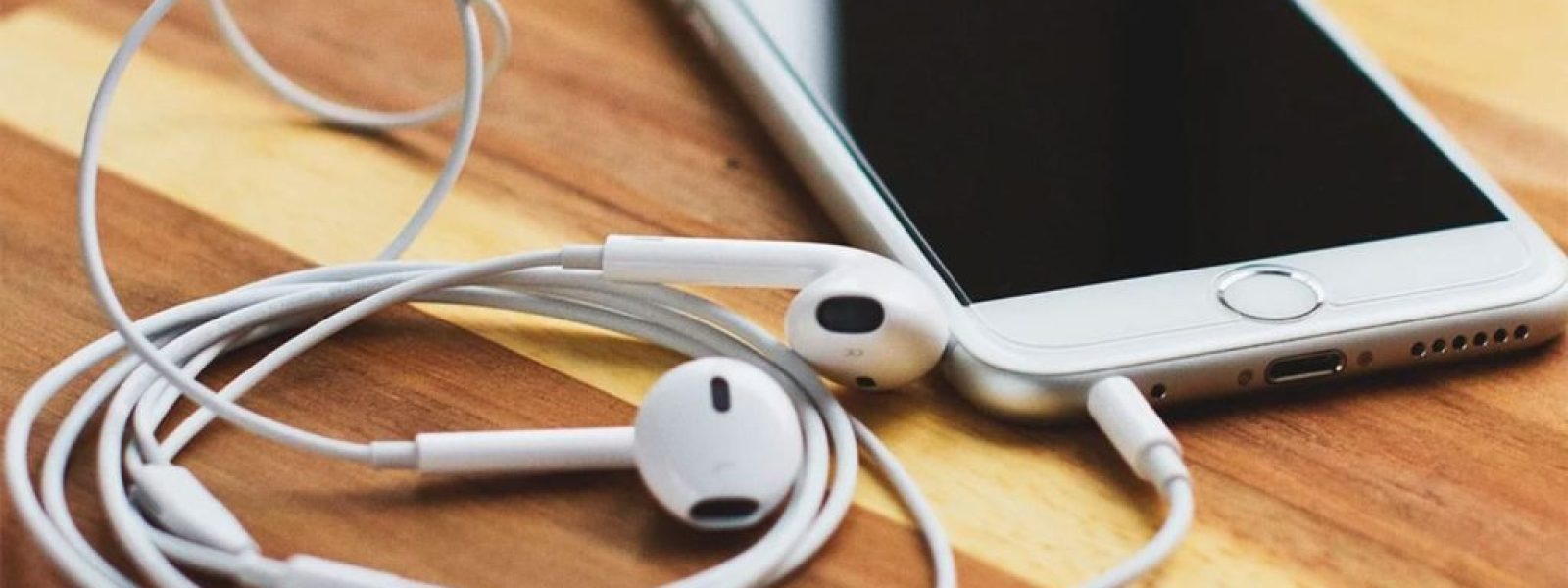 Γιατί τα κινητά δεν έχουν πλέον θύρα ακουστικών και τι σημαίνει αυτό για τους χρήστες