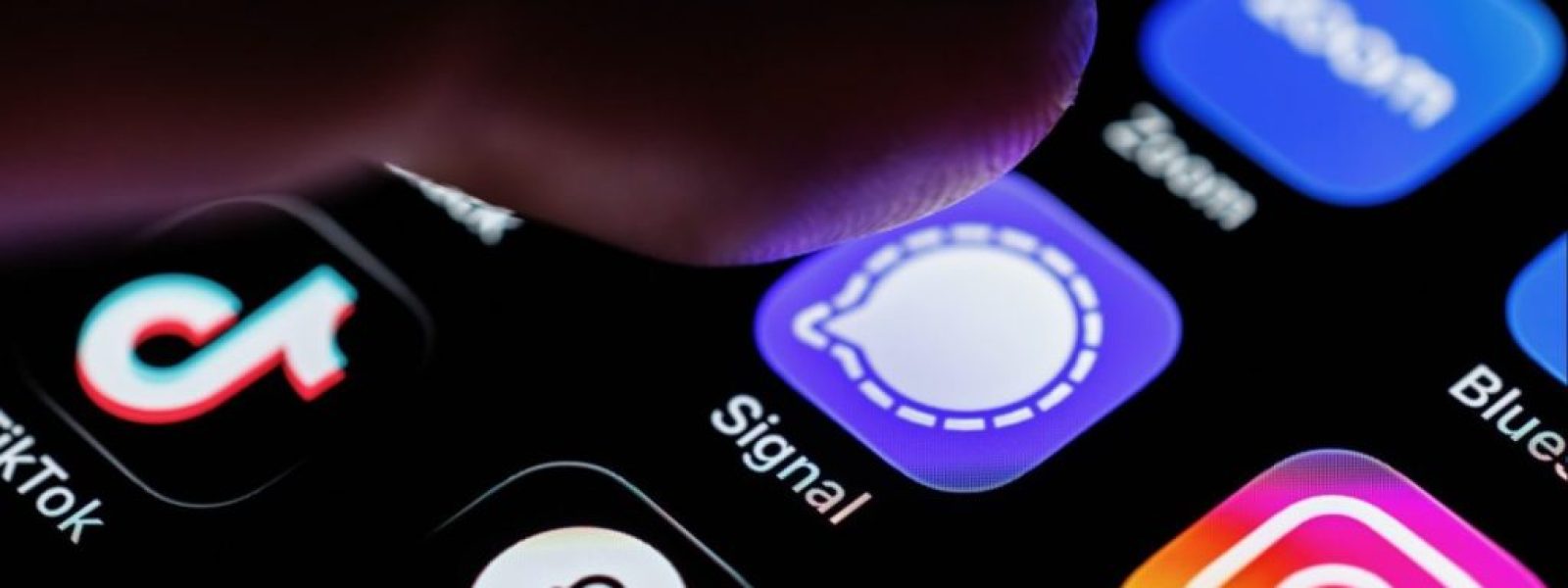 Παγκόσμιος συναγερμός: Ρώσοι χάκερς «κυνηγούν» κωδικούς WhatsApp και Signal με ψεύτικα chatbots