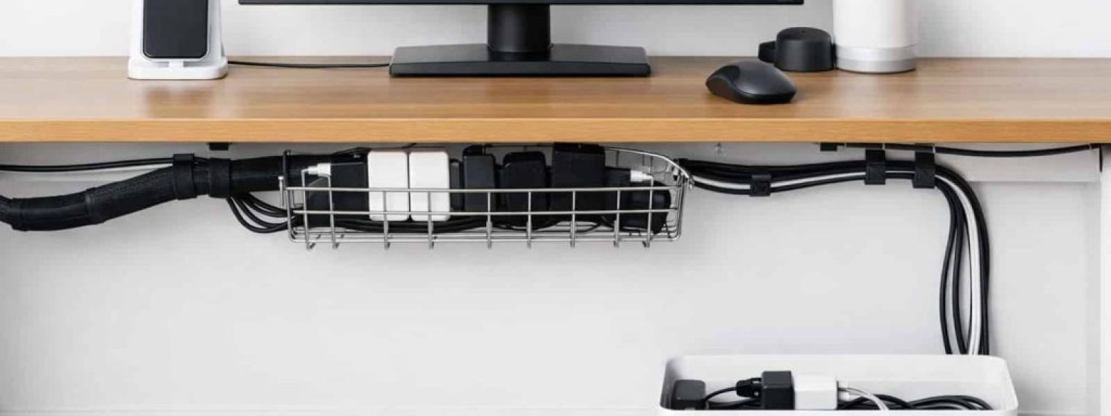 Πώς να οργανώσετε τα καλώδια πίσω από το γραφείο σας και να εξαφανίσετε το χάος