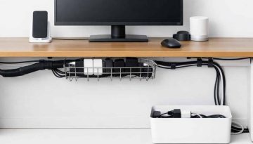 Πώς να οργανώσετε τα καλώδια πίσω από το γραφείο σας και να εξαφανίσετε το χάος