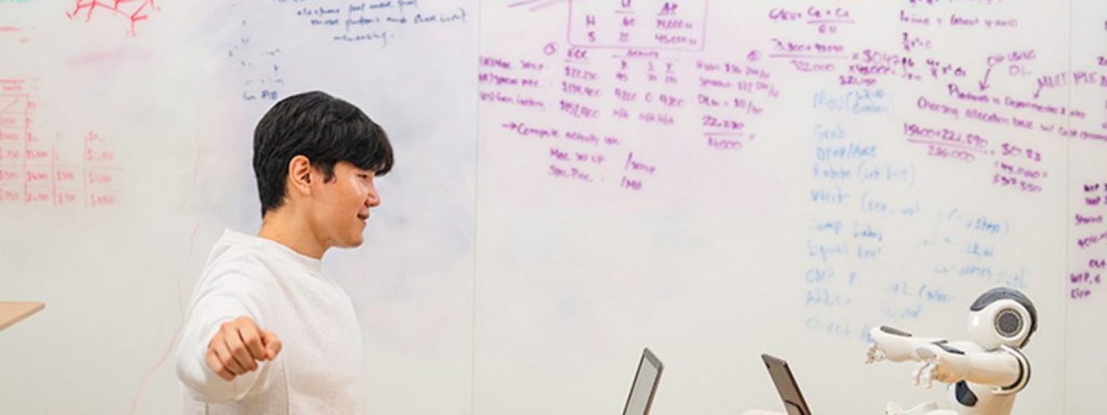 Ρομπότ-σύντροφοι με τεχνητή νοημοσύνη ενθαρρύνουν, ακούν και βοηθούν τους ανθρώπους να πετύχουν τους στόχους τους