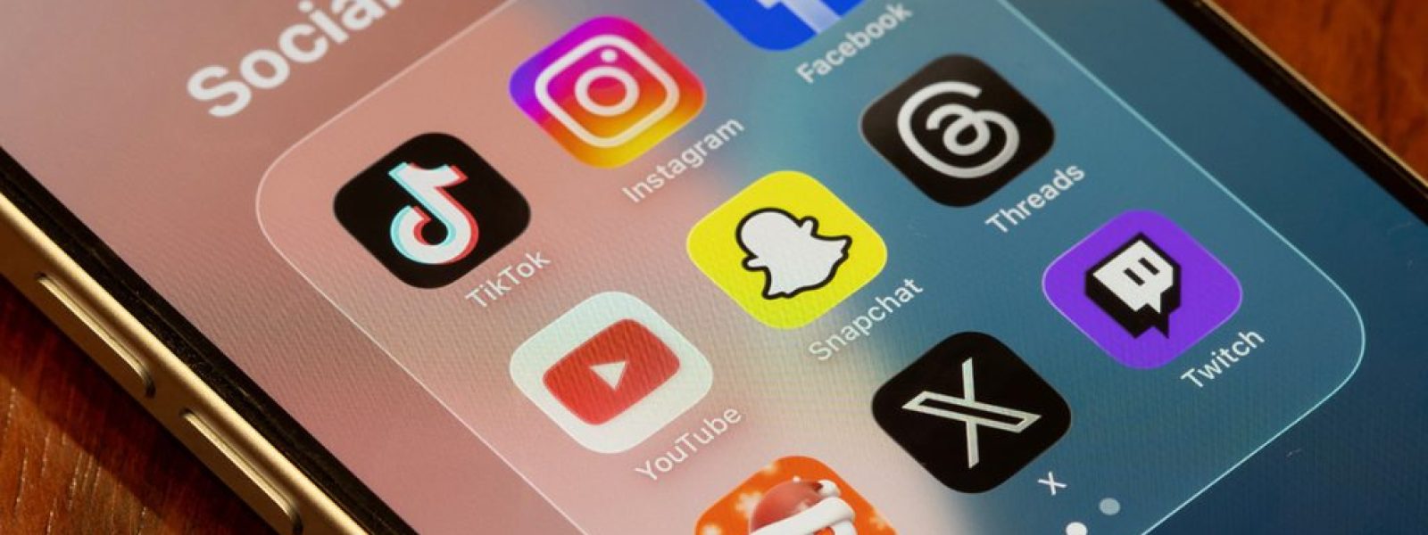 Σκάνδαλο στα social media: TikTok και Meta κατηγορούνται ότι «σερβίρουν» επικίνδυνο περιεχόμενο για να γίνουν viral