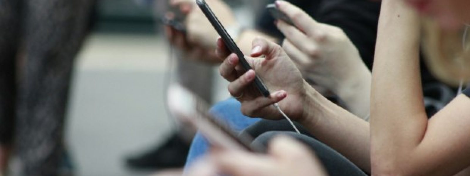 Από τη θήκη κινητού στα αστέρια αξιολόγησης: Πώς οι «αθώες» τεχνολογίες αλλάζουν τη συμπεριφορά μας