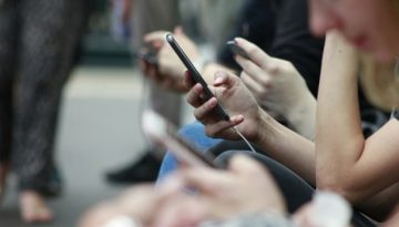 Από τη θήκη κινητού στα αστέρια αξιολόγησης: Πώς οι «αθώες» τεχνολογίες αλλάζουν τη συμπεριφορά μας