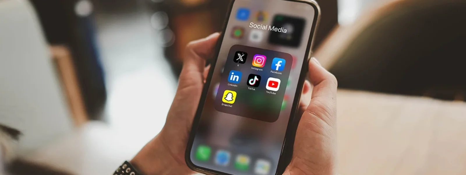 &Alpha;&pi;&alpha;&gamma;ό&rho;&epsilon;&upsilon;&sigma;&eta; &chi;&rho;ή&sigma;&eta;&sigmaf; &tau;&omega;&nu; social media &sigma;&epsilon; &pi;&alpha;&iota;&delta;&iota;ά &kappa;ά&tau;&omega; &tau;&omega;&nu; 15: &Upsilon;&psi;&eta;&lambda;ά &pi;&rho;ό&sigma;&tau;&iota;&mu;&alpha; &sigma;&tau;&iota;&sigmaf; &pi;&lambda;&alpha;&tau;&phi;ό&rho;&mu;&epsilon;&sigmaf; &pi;&omicron;&upsilon; &delta;&epsilon;&nu; &theta;&alpha; &sigma;&upsilon;&mu;&mu;&omicron;&rho;&phi;&omega;&theta;&omicron;ύ&nu; &ndash; &Pi;ώ&sigmaf; &theta;&alpha; &mu;&pi;&epsilon;&iota; &omicron; &eta;&lambda;&iota;&kappa;&iota;&alpha;&kappa;ό&sigmaf; &laquo;&kappa;ό&phi;&tau;&eta;&sigmaf;&raquo;