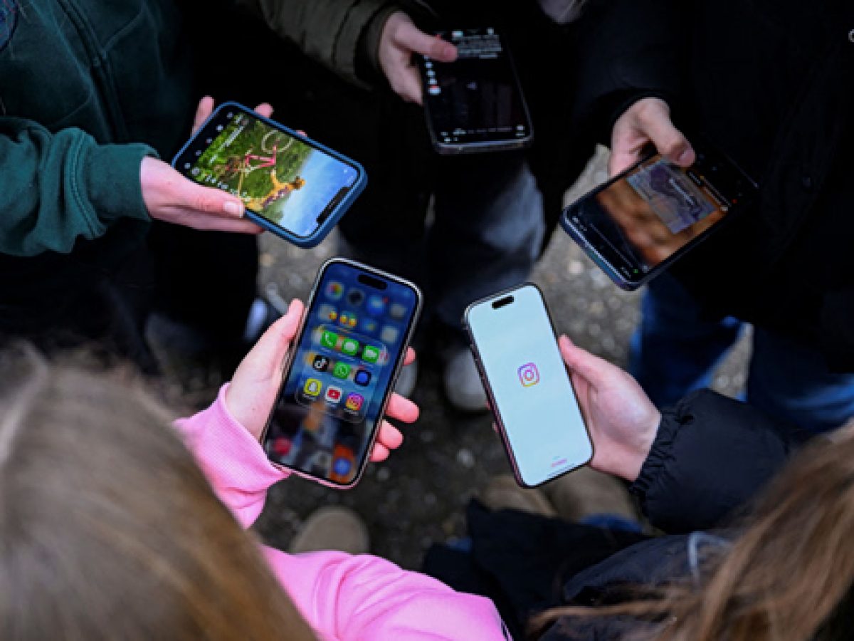 Social media: &laquo;&Alpha;&sigmaf; &mu;&alpha;&sigmaf; &mu;ά&theta;&omicron;&upsilon;&nu;, &alpha;&nu;&tau;ί &nu;&alpha; &mu;&alpha;&sigmaf; &tau;&alpha; &alpha;&pi;&alpha;&gamma;&omicron;&rho;&epsilon;ύ&sigma;&omicron;&upsilon;&nu;&raquo; &ndash; &Pi;ώ&sigmaf; &alpha;&nu;&tau;&iota;&mu;&epsilon;&tau;&omega;&pi;ί&zeta;&omicron;&upsilon;&nu; &tau;&alpha; &pi;&alpha;&iota;&delta;&iota;ά &tau;&omicron;&upsilon;&sigmaf; &pi;&epsilon;&rho;&iota;&omicron;&rho;&iota;&sigma;&mu;&omicron;ύ&sigmaf;