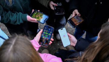 Social media: &laquo;&Alpha;&sigmaf; &mu;&alpha;&sigmaf; &mu;ά&theta;&omicron;&upsilon;&nu;, &alpha;&nu;&tau;ί &nu;&alpha; &mu;&alpha;&sigmaf; &tau;&alpha; &alpha;&pi;&alpha;&gamma;&omicron;&rho;&epsilon;ύ&sigma;&omicron;&upsilon;&nu;&raquo; &ndash; &Pi;ώ&sigmaf; &alpha;&nu;&tau;&iota;&mu;&epsilon;&tau;&omega;&pi;ί&zeta;&omicron;&upsilon;&nu; &tau;&alpha; &pi;&alpha;&iota;&delta;&iota;ά &tau;&omicron;&upsilon;&sigmaf; &pi;&epsilon;&rho;&iota;&omicron;&rho;&iota;&sigma;&mu;&omicron;ύ&sigmaf;