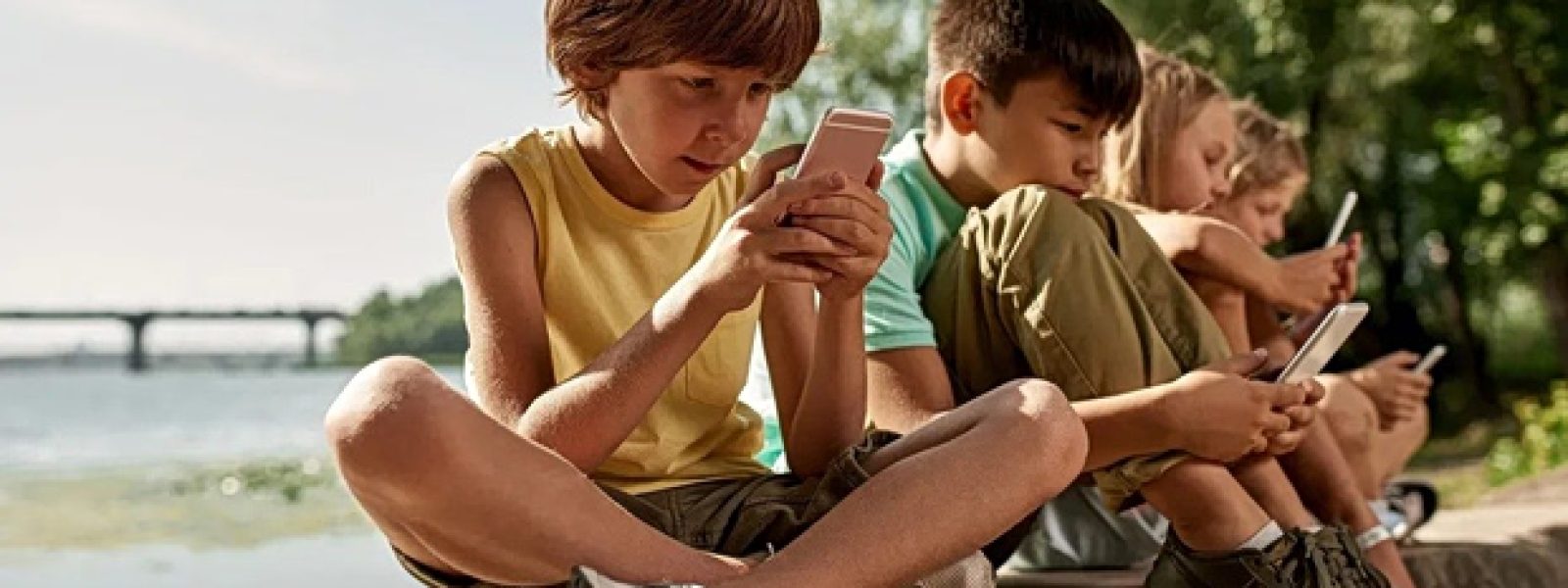 Γιατί η ΕΕ βάζει φρένο στην πρόσβαση ανηλίκων στα social media – Το ρεκόρ χρήσης στην Ελλάδα