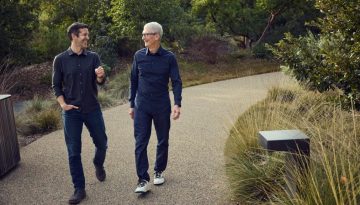Ο Tim Cook παραδίδει τη σκυτάλη στο John Ternus – Ποιος είναι ο νέος CEO της Apple