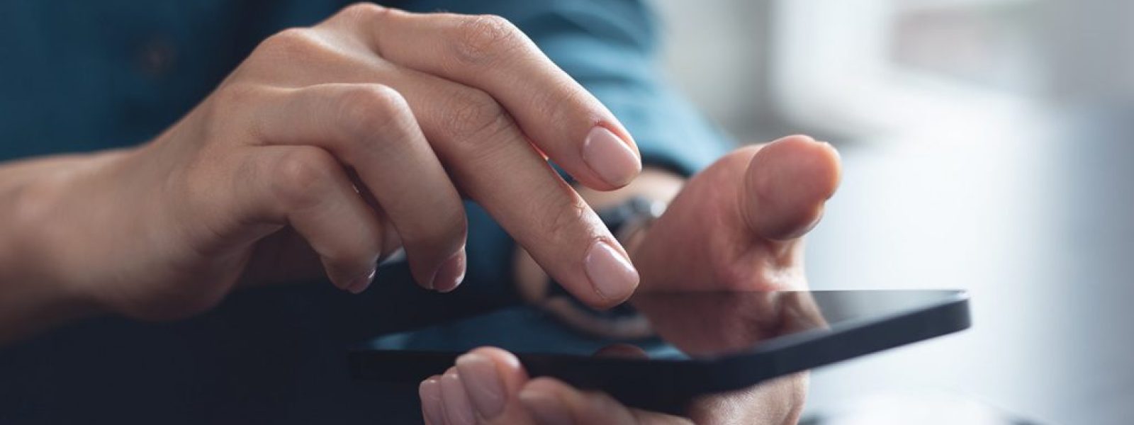 Πώς τα smartphones «παίζουν» με το μυαλό μας και δεν μπορούμε να τα αφήσουμε από τα χέρια μας