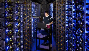 Το Ιράν απελεί με επιθέσεις σε data center και αμερικανικές εταιρείες