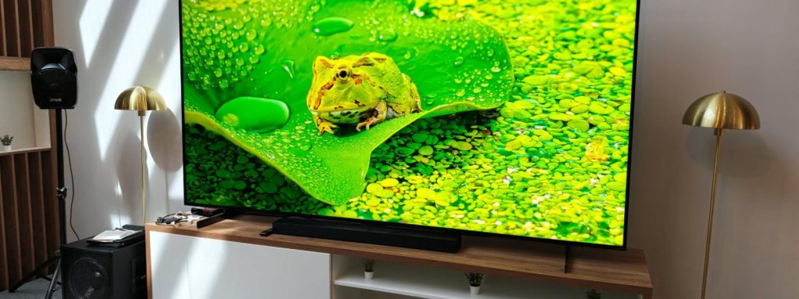 SQD Mini LED vs OLED: Πώς η TCL αλλάζει τον χάρτη στις premium τηλεοράσεις το 2026.