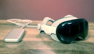 Η Apple φέρεται να “σκοτώνει” το Vision Pro και να εστιάζει στη Siri