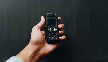 Επιστροφή στα… κουμπάκια – Η νέα τάση στα κινητά