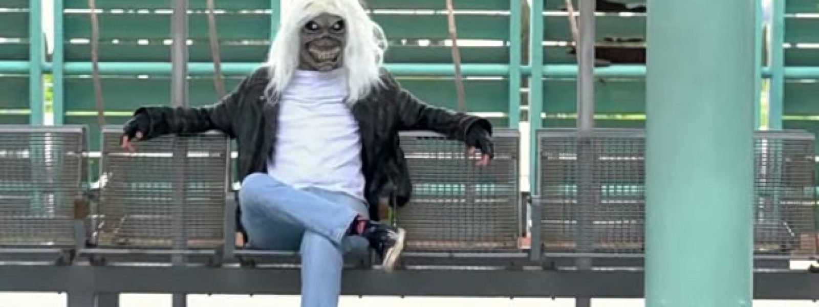 Φραπέ, σουβλάκι, Μοναστηράκι: Ο Eddie των Iron Maiden το ζει ελληνικά