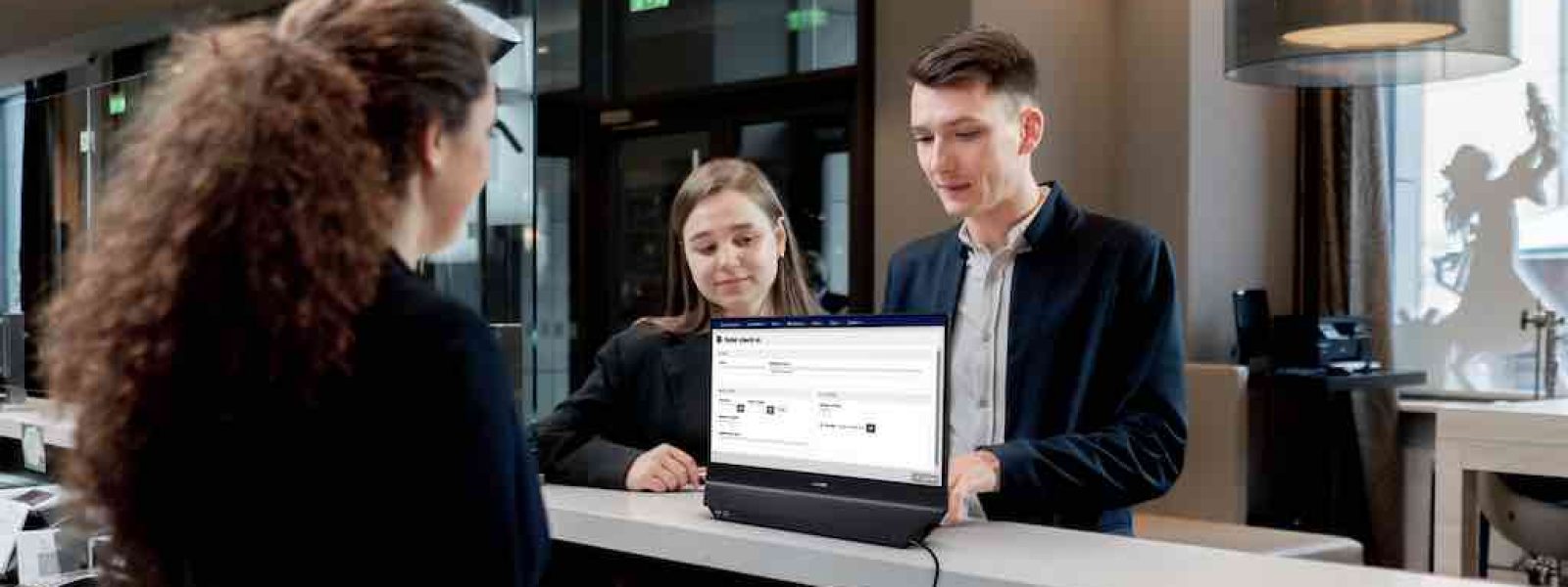 Η Philips παρουσιάζει την πρώτη αυτόνομη dual-sided οθόνη