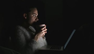 «Ψηφιακός βιασμός»: Η τεχνητή νοημοσύνη και τα deepfakes φιμώνουν τις γυναίκες στη δημόσια ζωή