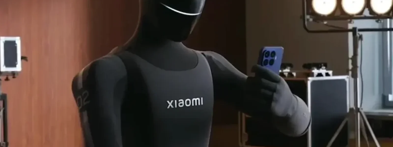 Η Xiaomi ετοιμάζει ανθρωποειδές ρομπότ και το βλέπουμε να βγάζει φωτογραφίες με το Xiaomi 17T Pro