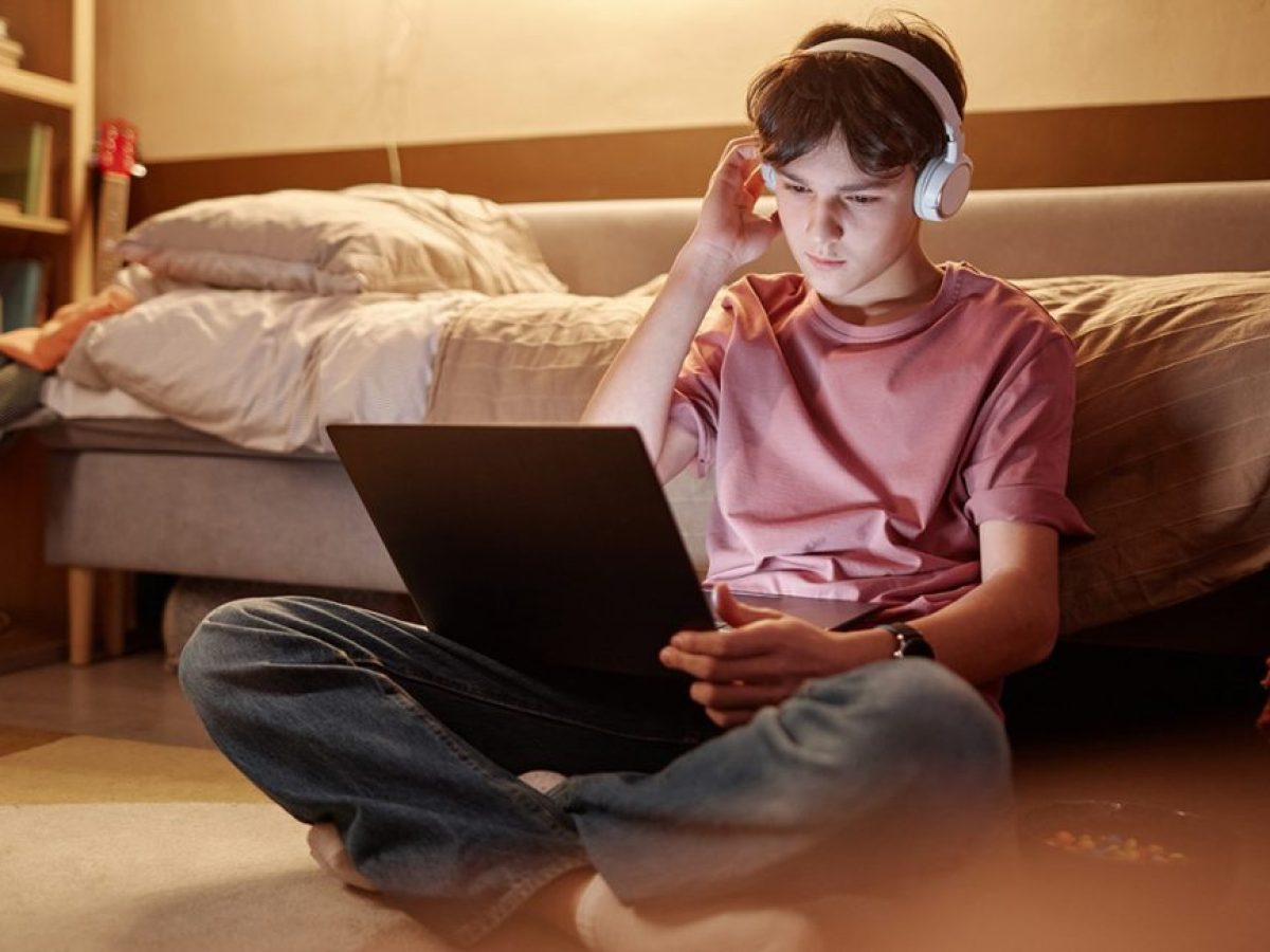 Η νέα τάση της Generation Alpha: Έφηβα αγόρια στρέφονται σε «AI συντρόφους» αντί για πραγματικές σχέσεις