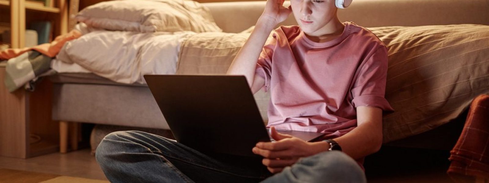 Η νέα τάση της Generation Alpha: Έφηβα αγόρια στρέφονται σε «AI συντρόφους» αντί για πραγματικές σχέσεις