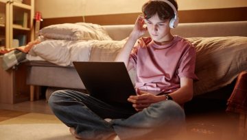 Η νέα τάση της Generation Alpha: Έφηβα αγόρια στρέφονται σε «AI συντρόφους» αντί για πραγματικές σχέσεις