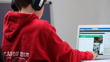 &Kappa;&alpha;&nu;&alpha;&delta;ά&sigmaf;: &Alpha;&pi;&alpha;&gamma;ό&rho;&epsilon;&upsilon;&sigma;&eta; &chi;&rho;ή&sigma;&eta;&sigmaf; social media &gamma;&iota;&alpha; &pi;&alpha;&iota;&delta;&iota;ά &kappa;ά&tau;&omega; &tau;&omega;&nu; 16 &epsilon;&tau;ώ&nu; &kappa;&alpha;&iota; &alpha;&upsilon;&sigma;&tau;&eta;&rho;&omicron;ί &kappa;&alpha;&nu;ό&nu;&epsilon;&sigmaf; &sigma;&tau;&alpha; chatbots AI