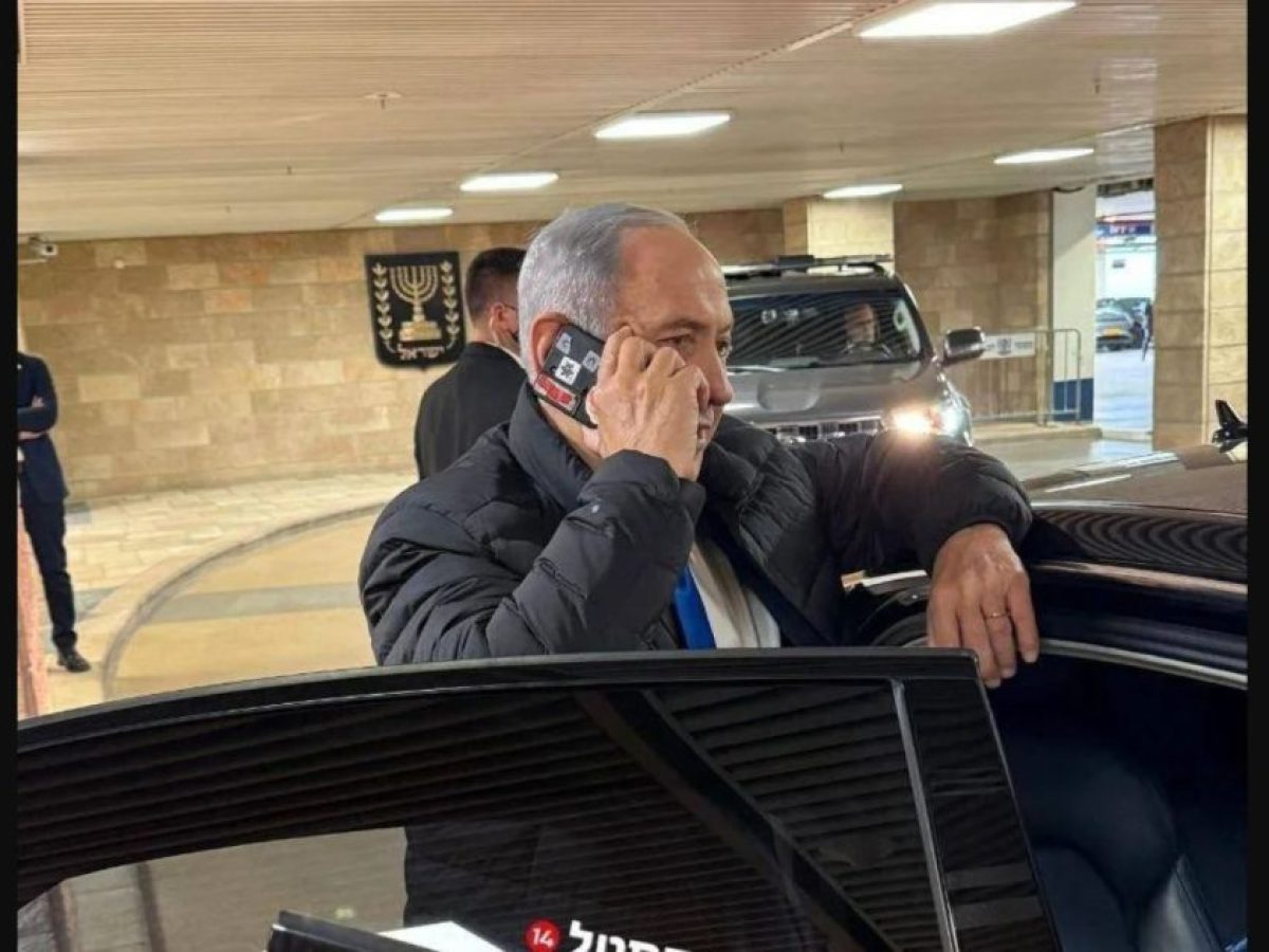 Ισραήλ: Ο λόγος που ο πρωθυπουργός βάζει ταινία στην κάμερα του κινητού | Techmaniacs