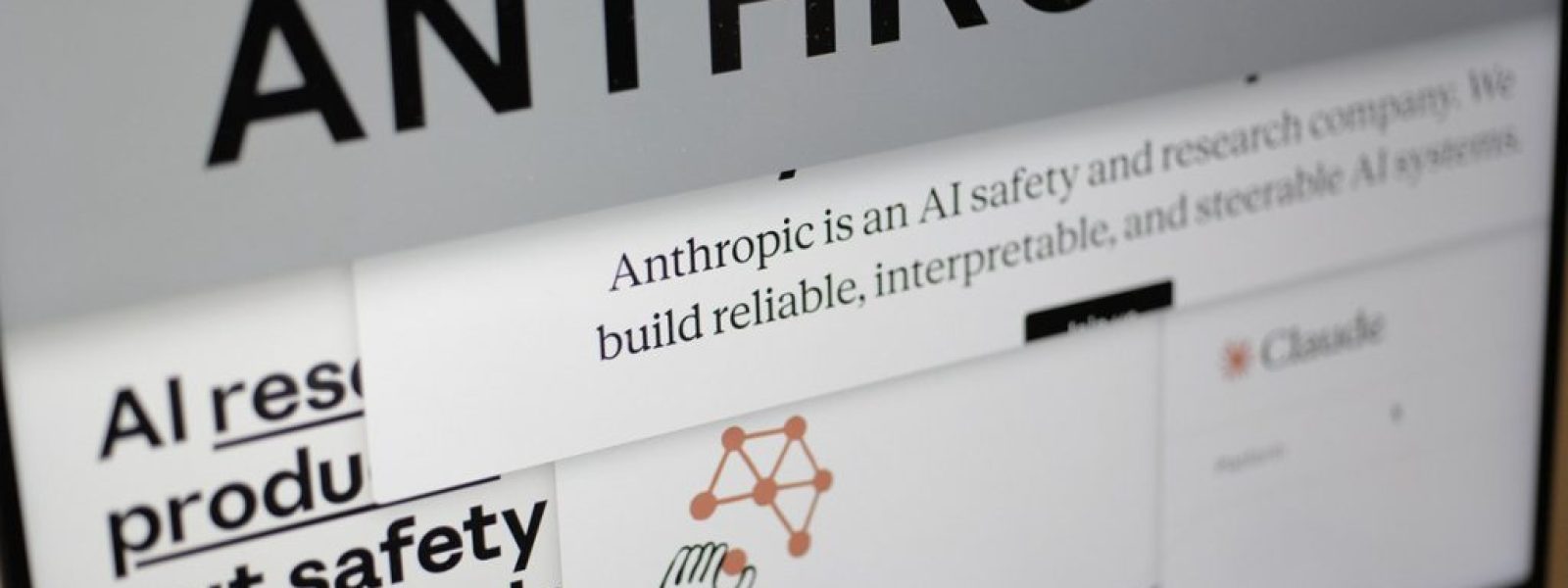 Η Anthropic στο επίκεντρο της διαμάχης για την Τεχνητή Νοημοσύνη – Πώς η πιο πολύτιμη startup του κόσμου βρέθηκε απομονωμένη