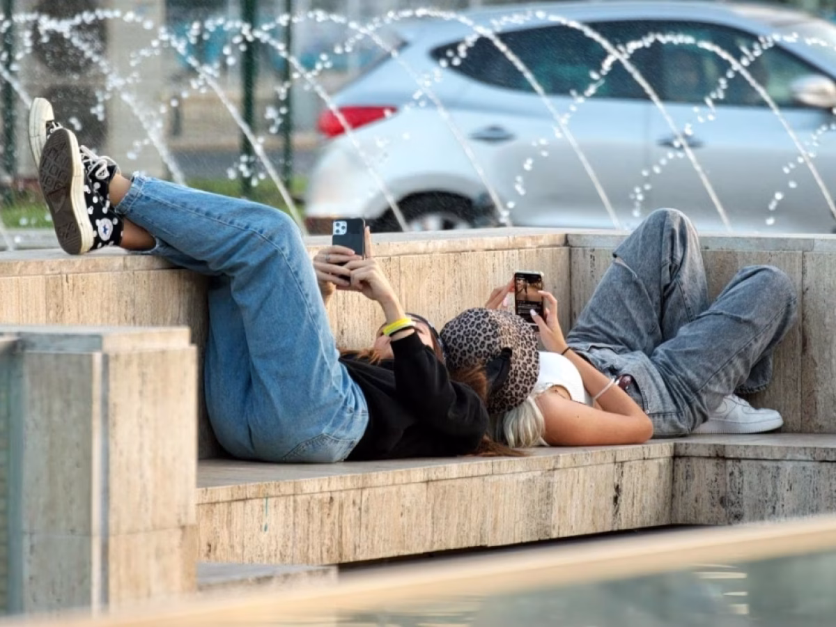 «Παγκόσμιος» πόλεμος για την ηλικία στα social media | in.gr