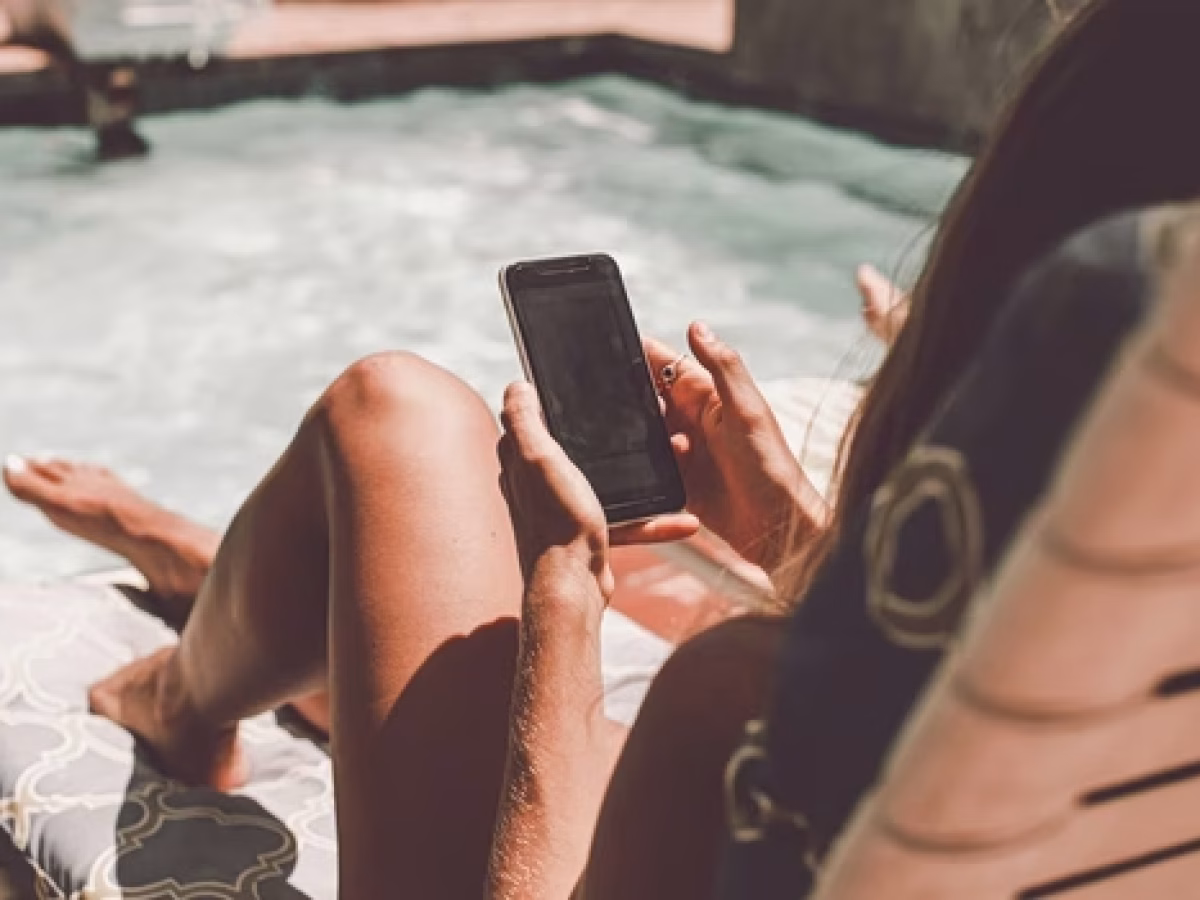 Scrolling, αυτή η μάστιγα: Τέσσερις τρόποι να το περιορίσουμε | in.gr