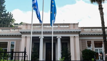 «Επίθεση υβριδικού χαρακτήρα, δεν διέρρευσαν πληροφορίες», λένε από την κυβέρνηση για τη συνομιλία του γγ Εθνικής Ασφάλειας με Ρώσους φαρσέρ – Το χρονικό της υπόθεσης
